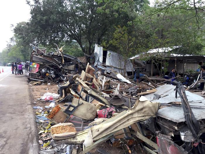 Thailandia: fiamme bus operai, 20 morti