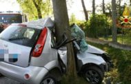 Ventenne si schianta contro l'albero e muore: aveva preso la patente da 40 giorni