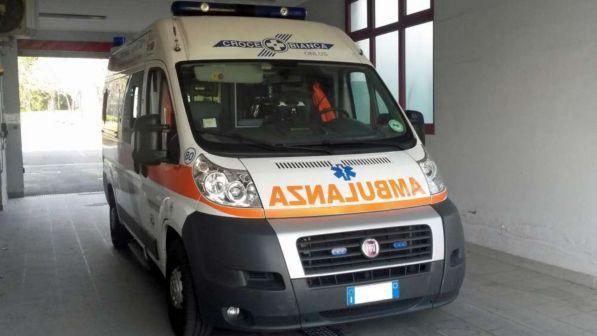 Massa Carrara, furgone travolge anziani alla fermata del bus: due morti