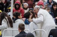 Papa Francesco fa salire sei bambini sulla papamobile