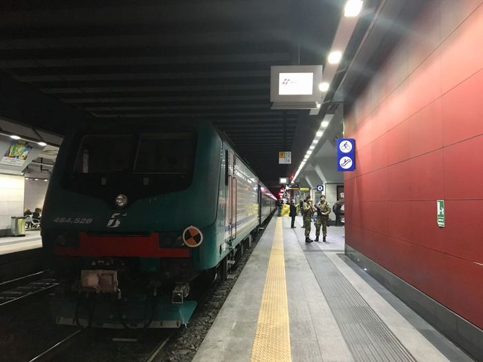 Cade sotto treno alla stazione di Porta Susa, muore studentessa 15enne