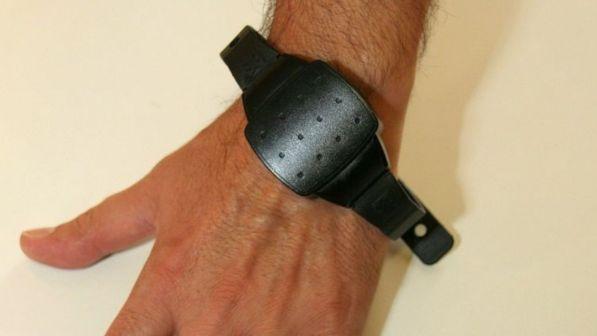 Stalking, arriva il braccialetto elettronico che monitora i persecutori