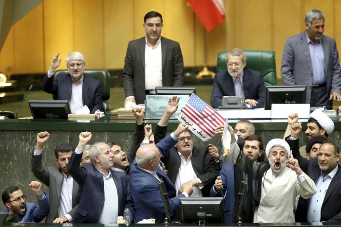 Nucleare: Deputati Iran bruciano bandiere Usa, 'morte a America'
