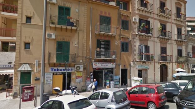 Palermo, aggredita da un vicino di casa lo accoltella e lo ferisce: lite condominiale finisce nel sangue