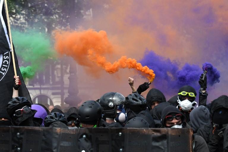 Primo Maggio, a Parigi scontri tra polizia e manifestanti incappucciati