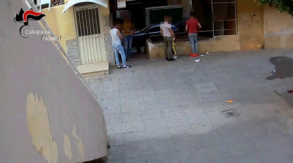 Palermo, in un padiglione dello Zen la base dello spaccio di eroina: 5 in carcere, 3 obblighi di dimora