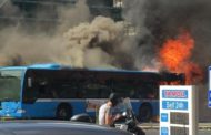 Roma, bus a fuoco nei pressi del Vaticano: coltre di fumo in strada