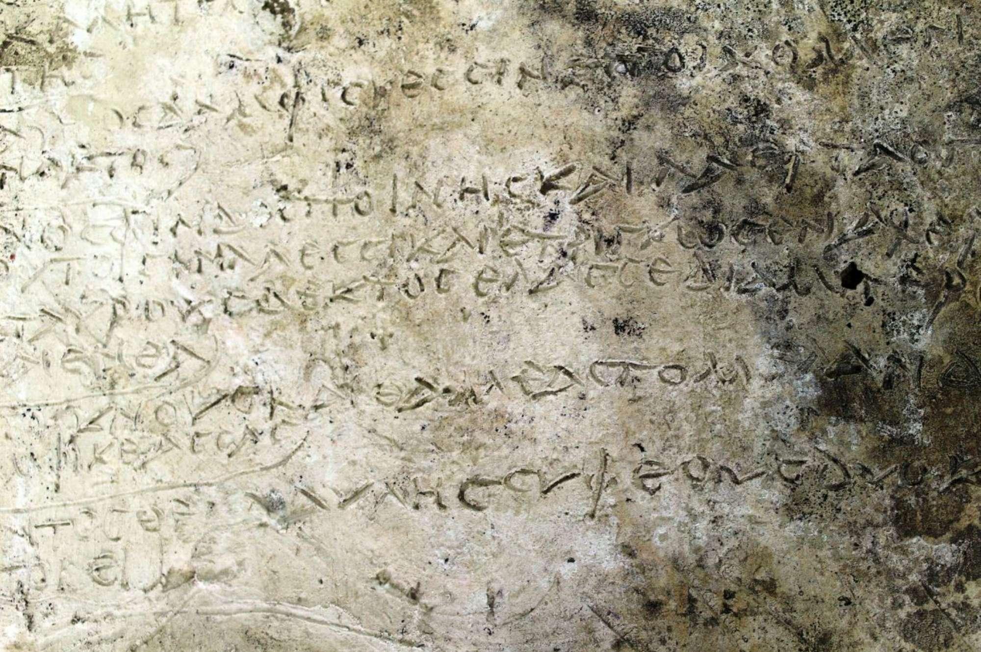 Grecia, scoperta tavoletta con 13 versi dellʼOdissea: forse è la più antica