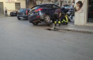 Mazara. Auto esce fuori strada e abbatte il palo dell'illuminazione pubblica