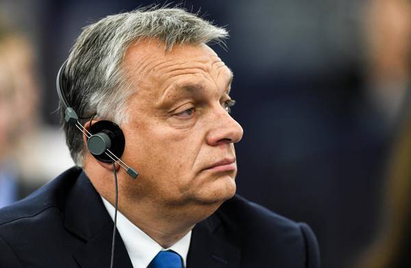 Orban a Strasburgo: ''Ungheria fermerà l'immigrazione anche da sola, complimenti all'Italia'