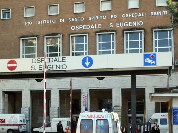 Roma, 15 ore su una barella: anziana cade in bagno e muore in ospedale