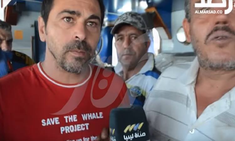 I pescherecci mazaresi sequestrati in “zona di guerra”, ecco un altro video: i militari libici sul peschereccio. I due comandanti interrogati