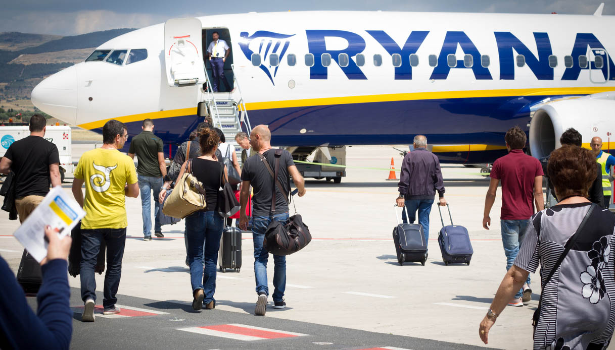 Bagaglio a mano a pagamento, Antitrust sospende le nuove regole di Ryanair e Wizz Air