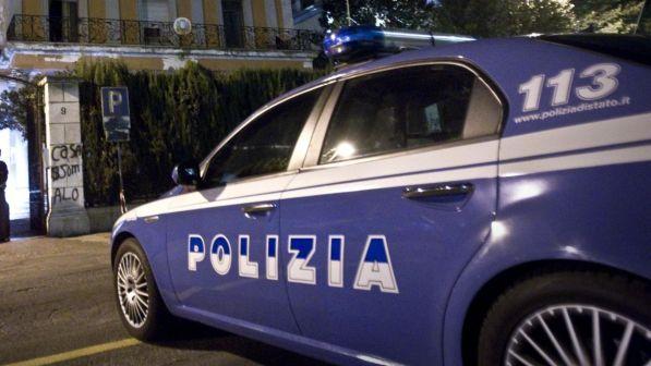 Civitanova Marche, lancia acido e accoltella moglie in strada: arrestato. La donna è in gravi condizioni