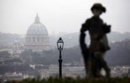 Vaticano: molestie a donna, si dimette prete Sant'Uffizio