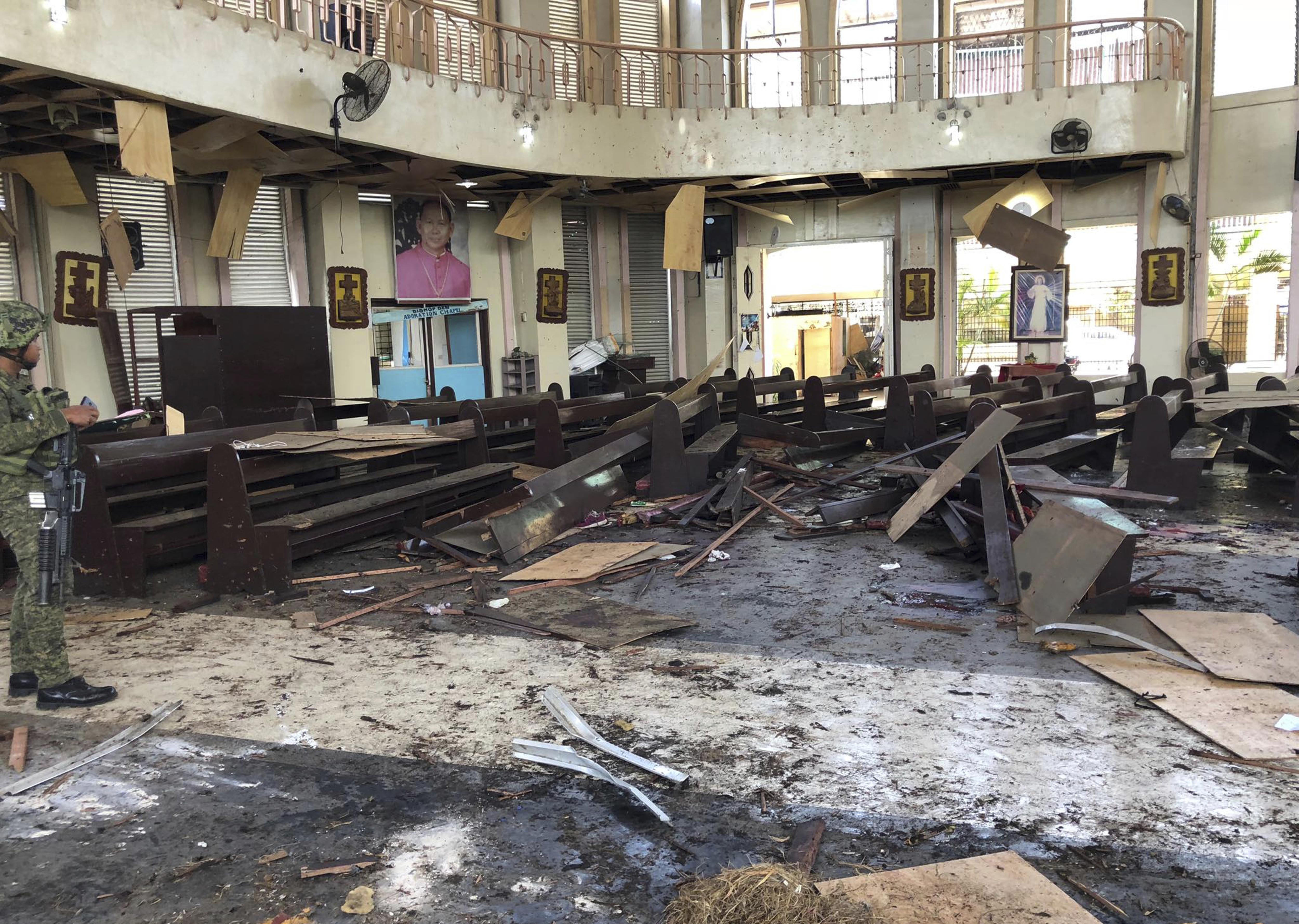Filippine, due bombe esplodono davanti a una cattedrale: 27 morti