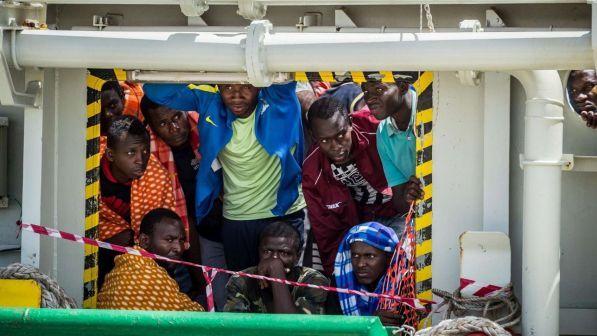 Libia, barcone in avaria con 100 migranti a bordo. Tripoli invia i soccorsi dopo ore