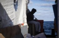 Migranti, Di Maio: accoglieremo donne e bambini delle due navi ong