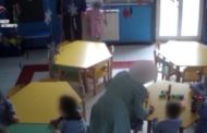 Minacce e percosse ai bimbi tra i 3 e i 5 anni, le telecamere incastrano una maestra d'asilo