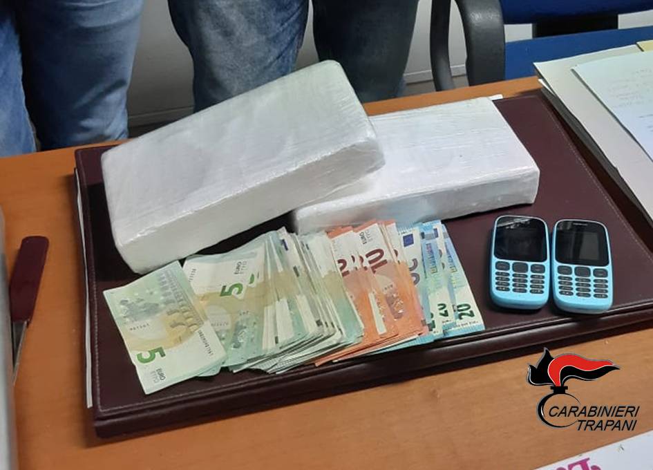 Trapani: 30enne arrestato dai carabinieri con oltre 2 Kg di cocaina in macchina