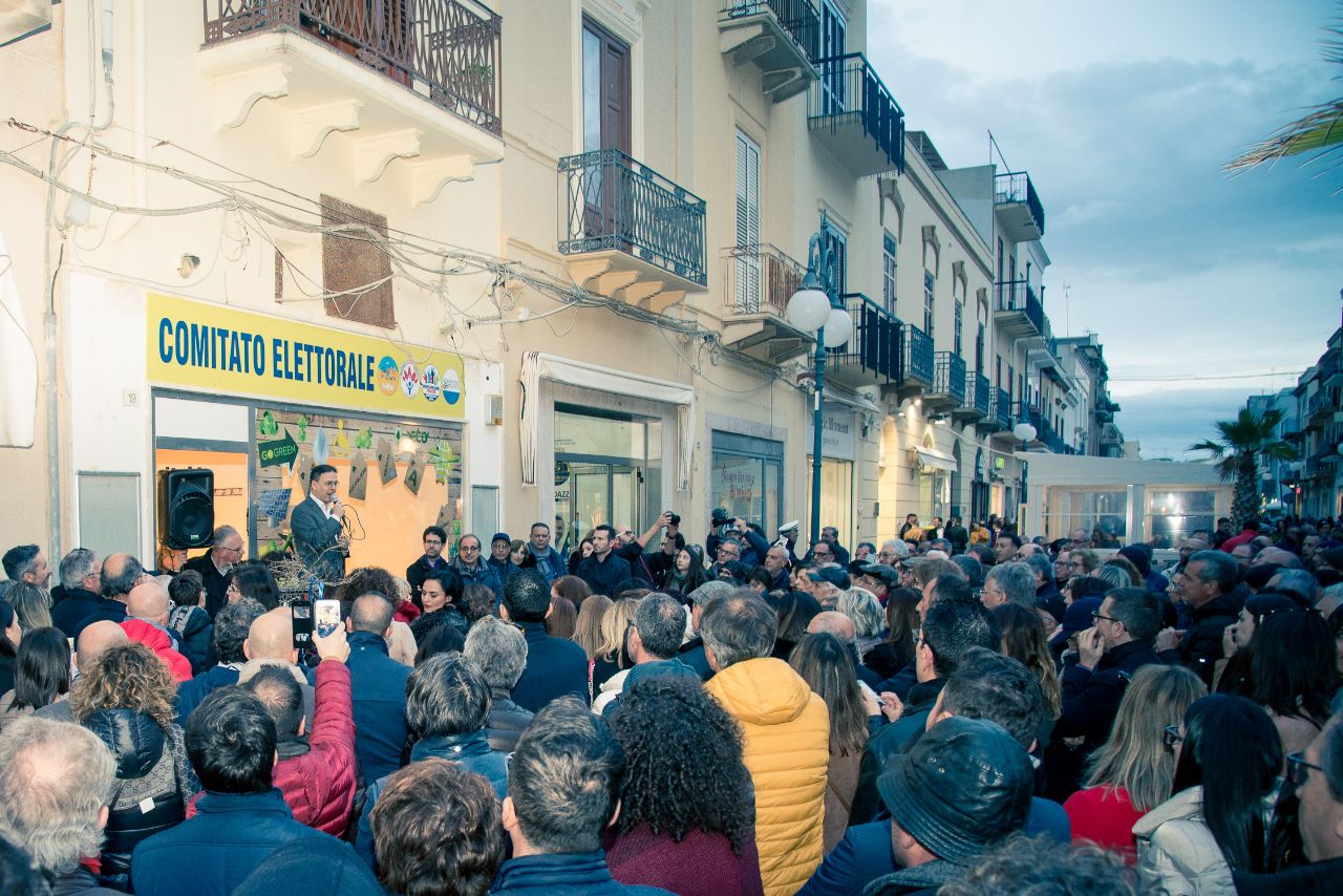 Mazara. INFORMAZIONE ELETTORALE: Bagno di folla ierI per l'inaugurazione del comitato di Salvatore Quinci in corso Umberto