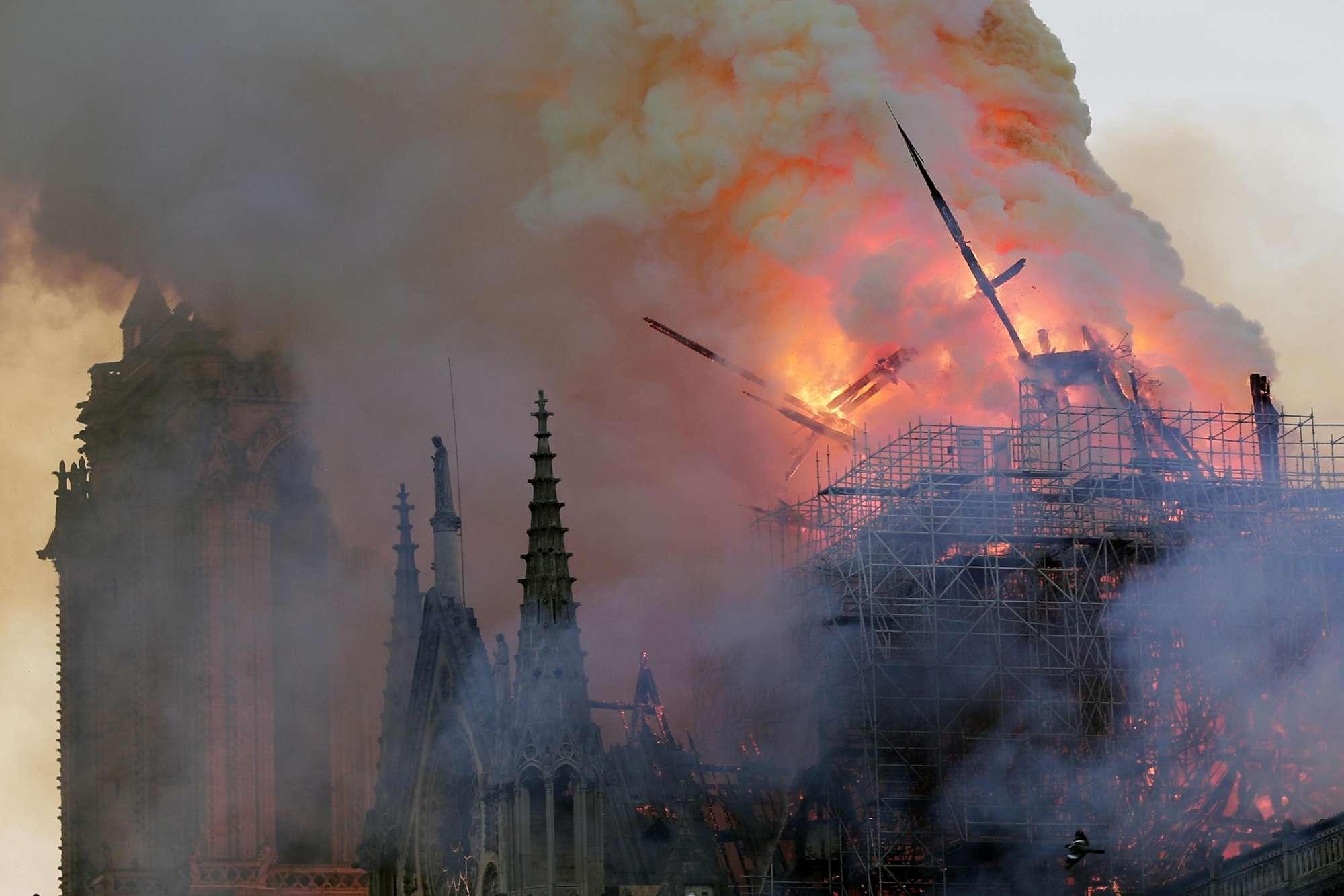 Parigi, grosso incendio devasta Notre-Dame: crollati il tetto e la guglia. La Procura apre unʼinchiesta