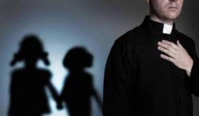 Abusi sessuali su 10 bimbi di 11 e 13 anni: ex sacerdote condannato a 20 anni di carcere