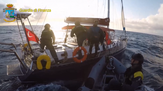 Scoperta nave con droga per 50 milioni nel canale di Sicilia: tre arresti, sequestrate 5 tonnellate di hashish