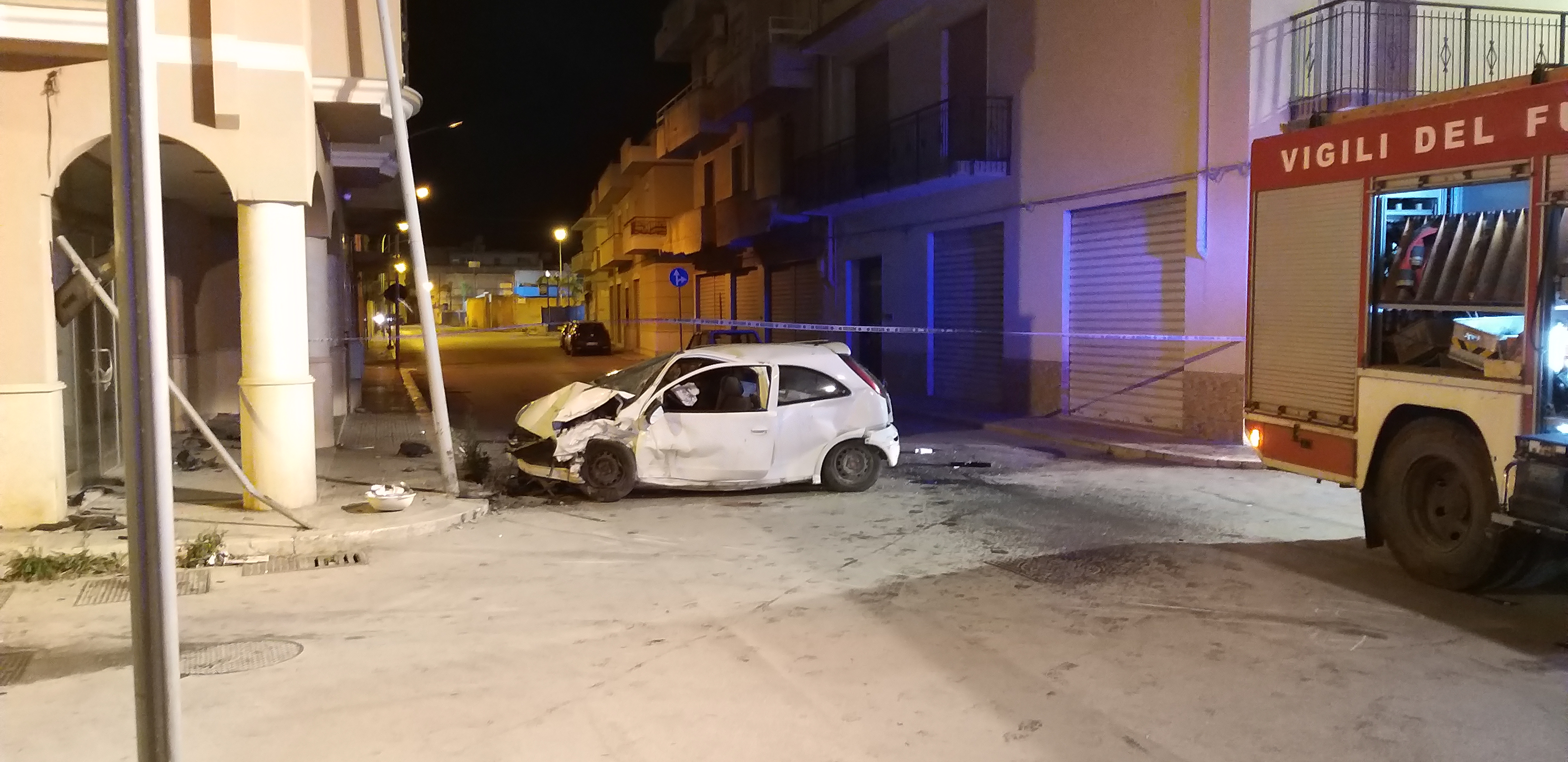 Mazara. Incidente nella notte. Coinvolte 4 donne, una bambina, 2 uomini e due auto distrutte