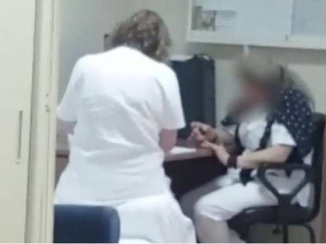 Neonato piange in ospedale: le infermiere si mettono lo smalto