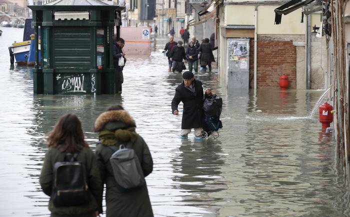 Venezia in emergenza, marea record. Gravi danni alla Basilica di San Marco. Conte: 'La situazione è drammatica'