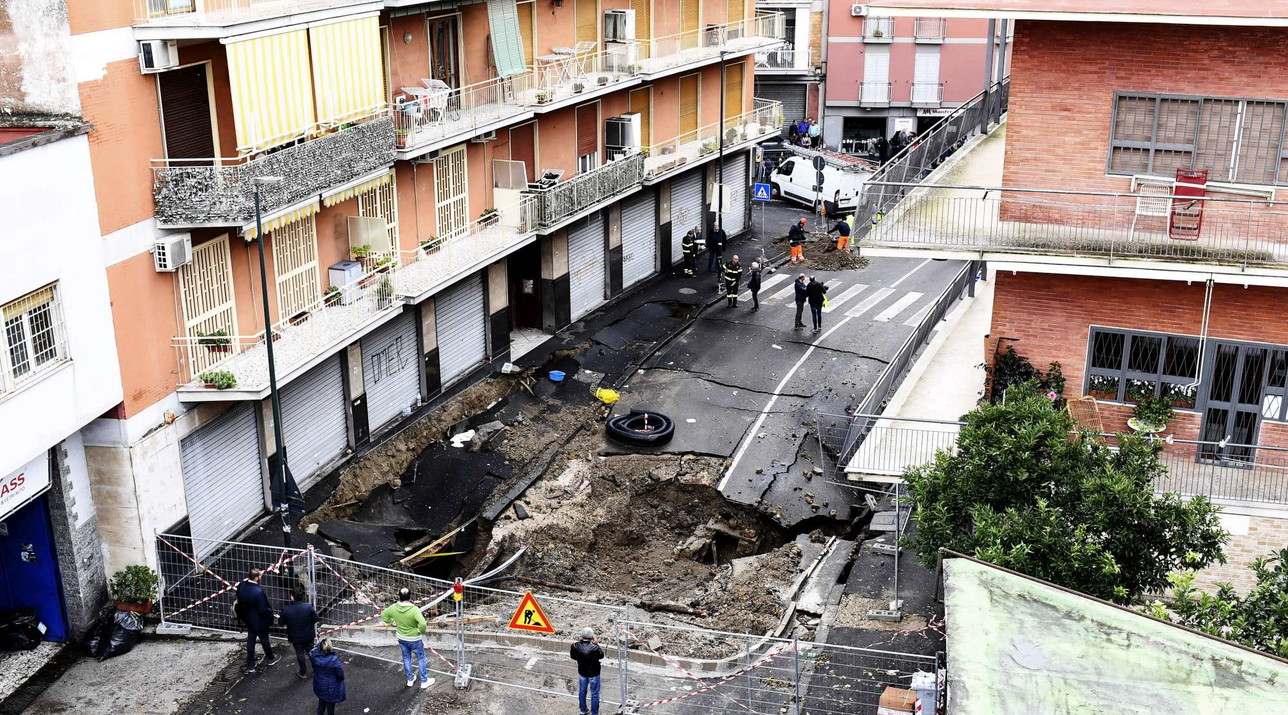 Voragine per il maltempo a Napoli, sgomberate 25 famiglie