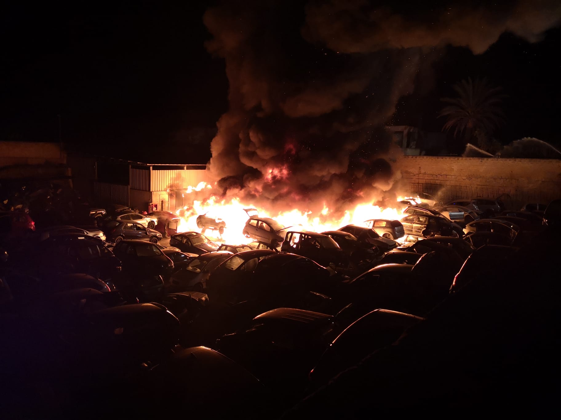 Mazara, incendio in un centro di rottamazione auto sulla statale 115