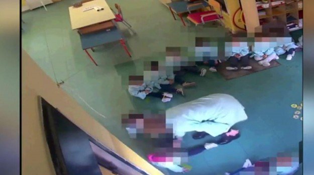 Botte e insulti ai bambini dell'asilo: arrestate due maestre