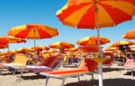 In spiaggia ombrelloni a 5 metri di distanza: le regole per i lidi balneari