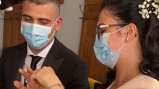 Coronavirus. Sposi senza mascherina, ma resta la comunione con guanti: nuove disposizioni per i matrimoni