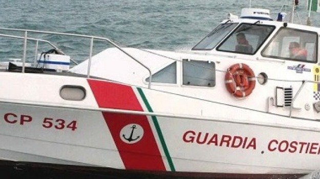 Soccorso dalla Guardia Costiera un barchino con sei migranti al largo di Mazara