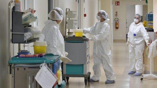 Coronavirus, in Italia 16.079 nuovi casi e altri 136 decessi: quasi mille terapie intensive in più