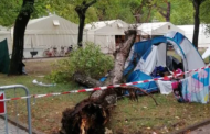 Cade un albero su una tenda in campeggio: morte due bambine