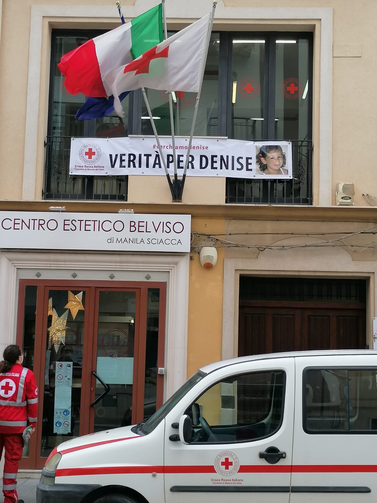 La Croce Rossa di Mazara ha esposto uno striscione 