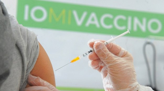 Da domani vaccino senza prenotazione ogni giorno per over 60 e fragili: la Sicilia cerca la svolta