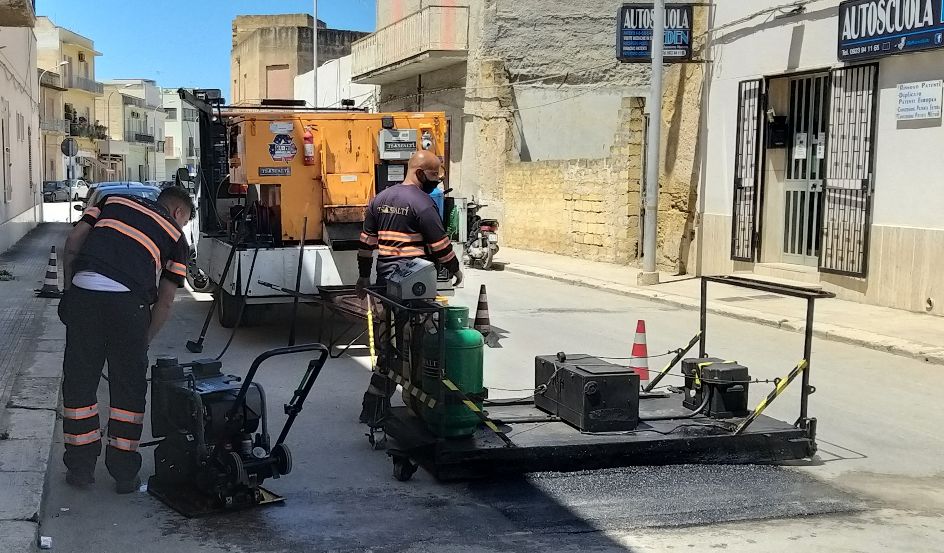 Mazara: Tecnica di copertura buca stradale ad infrarossi caldo su caldo a piastra. Intervista all'assessore ai lavori pubblici Michele Reina