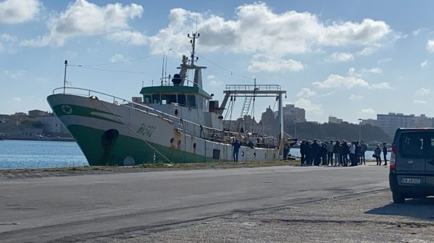 Mazara. (VIDEO) L'arrivo del peschereccio (mitragliato dai libici) ALISEO e le interviste