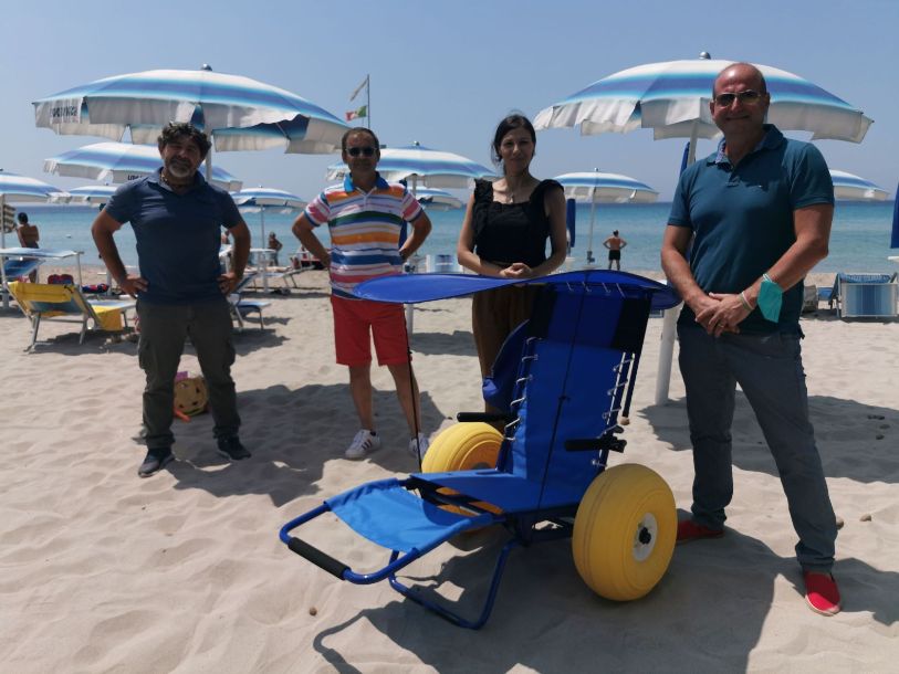 Mazara. Una sedia da spiaggia per diversamente abili donata al lido Baywatch