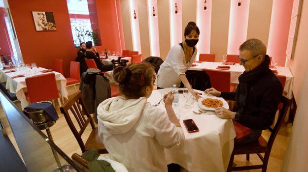 Green pass obbligatorio dai 12 anni in su nei ristoranti al chiuso, nuovi criteri sui colori: le novità del decreto