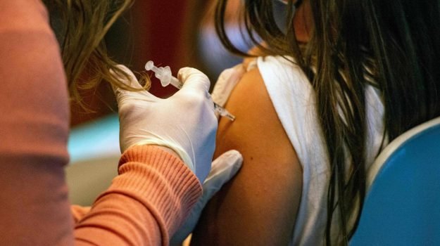 Vaccino anti-Covid, è il turno dei bambini: via libera alla fascia 5-11 anni