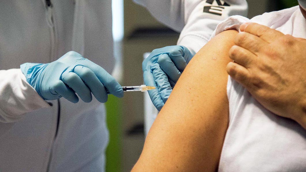 Obbligo di vaccino Covid per gli over 50, multa di 100 euro: chi si oppone potrà pagare in autunno