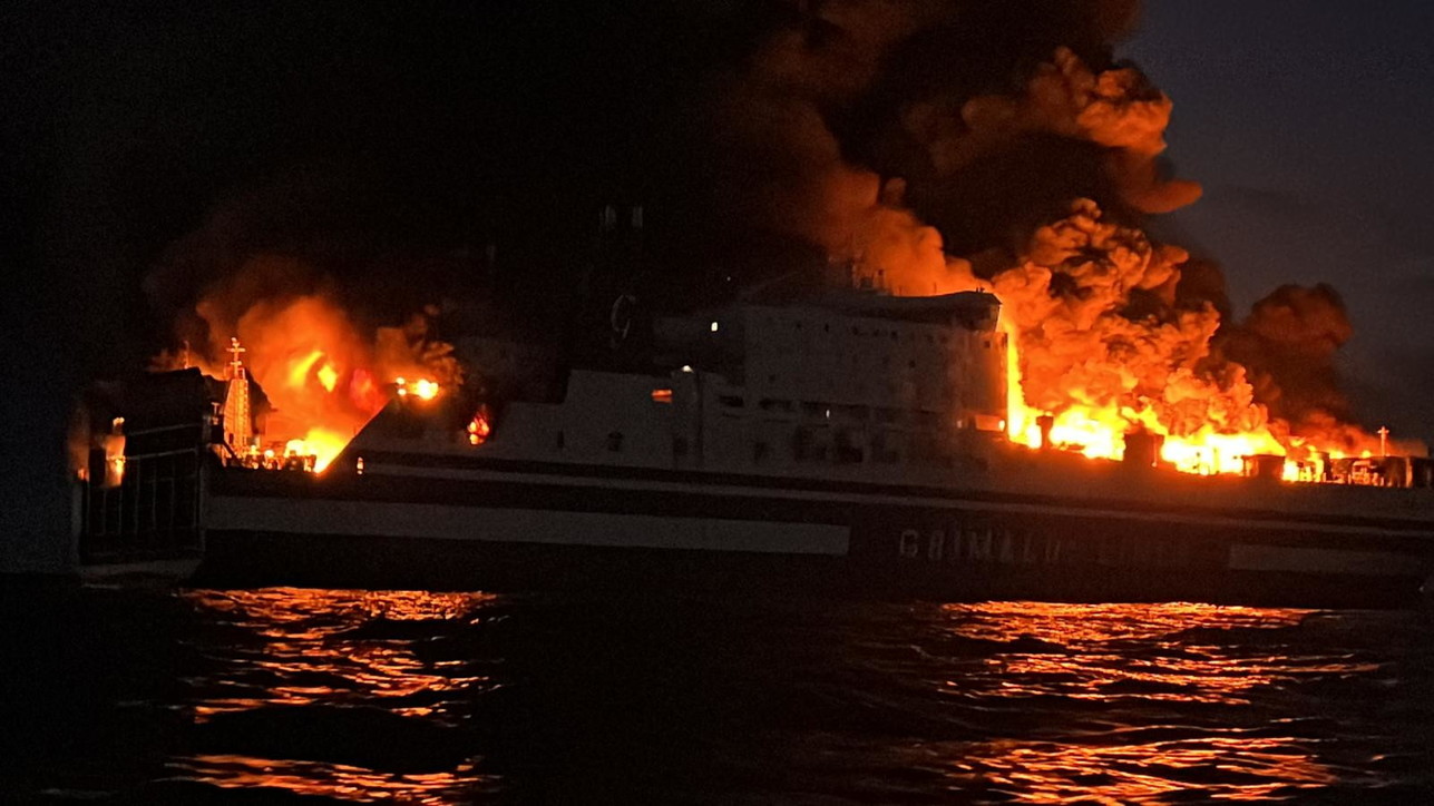 Incendio su una nave di linea, salve 288 persone a bordo