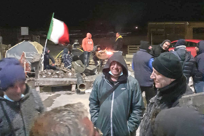 Protestano i pescatori a Selinunte. Notte di presidio per i lavori di dragaggio del porto che sono fermi da mesi