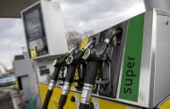 Benzina: a un passo da 2,3 euro al litro per servito